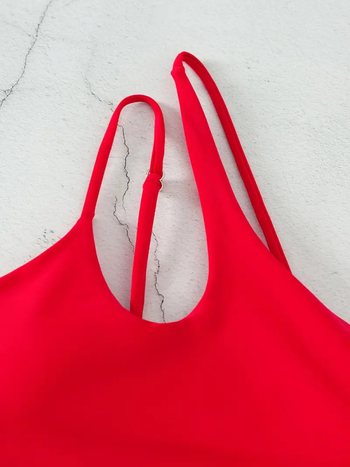 Dvodjelni bikini s otvorenim leđima, jednom naramenicom, vezanje užetom, podstavljene grudi