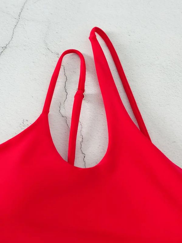 Dvodjelni bikini s otvorenim leđima, jednom naramenicom, vezanje užetom, podstavljene grudi