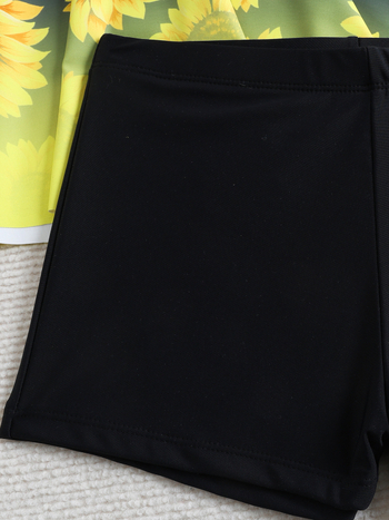 Σετ μπικίνι δύο τεμαχίων: Τοπ με μοτίβο ηλίανθου και κάτω μέρος με φούστα; ύφασμα νάιλον; σύνθεση 80%/20%; επένδυση για το στήθος; υψηλή ελαστικότητα