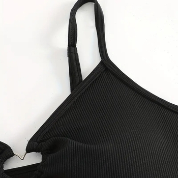 Női háromszög bikini, ujjatlan, hátsó része nyitott, egyszínű; melltartó párnázott, acélos tartó nélkül; poliészter anyag 81%, bélés 19%