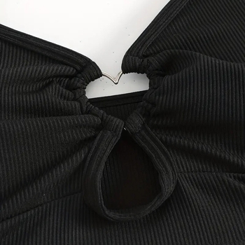 Női háromszög bikini, ujjatlan, hátsó része nyitott, egyszínű; melltartó párnázott, acélos tartó nélkül; poliészter anyag 81%, bélés 19%