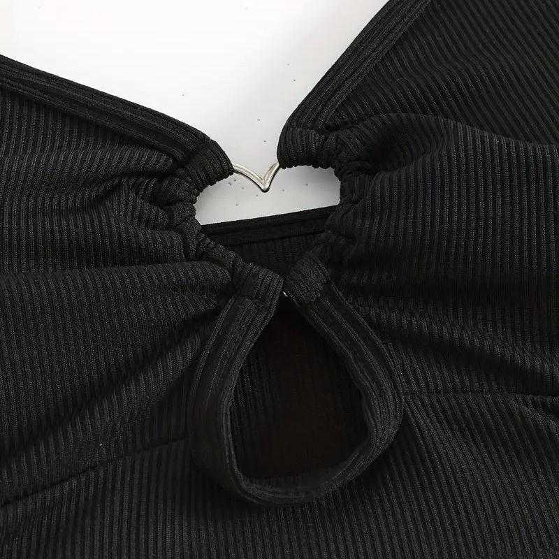 Női háromszög bikini, ujjatlan, hátsó része nyitott, egyszínű; melltartó párnázott, acélos tartó nélkül; poliészter anyag 81%, bélés 19%