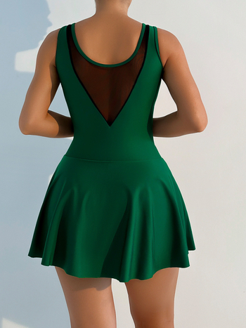 Μονόσωμο μαγιό με λαιμό halter, επένδυση για το στήθος, σχέδιο με αποκομμένο κομμάτι στην κοιλιά και σμίλευση, επένδυση από πολυεστέρα και σπαντεξ