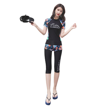 Trim dalių moterų maudymosi kostiumėlis su konservatyviu raštu, krūties pagalvėlė be plieno palaikymo; audinys nailonas/elastonas 80%, pamušalas nailonas/elastonas 80%; tinkamas plaukiojimui.