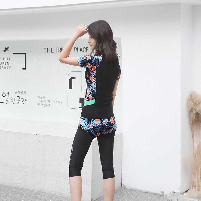 Trim dalių moterų maudymosi kostiumėlis su konservatyviu raštu, krūties pagalvėlė be plieno palaikymo; audinys nailonas/elastonas 80%, pamušalas nailonas/elastonas 80%; tinkamas plaukiojimui.