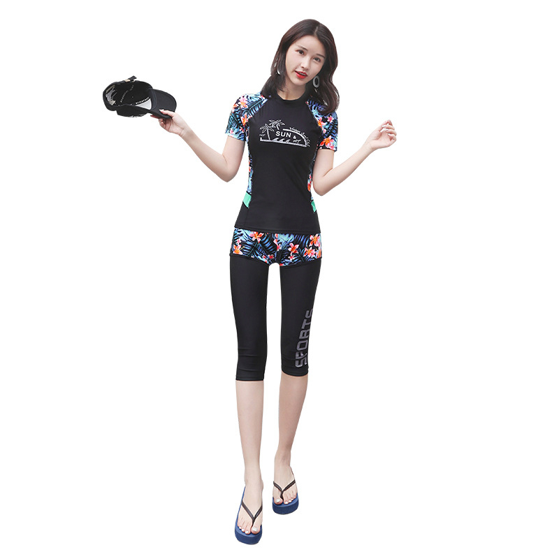 Trim dalių moterų maudymosi kostiumėlis su konservatyviu raštu, krūties pagalvėlė be plieno palaikymo; audinys nailonas/elastonas 80%, pamušalas nailonas/elastonas 80%; tinkamas plaukiojimui.