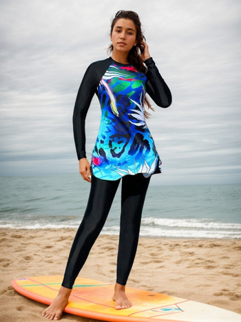 Γυναικείο μακρύ μανίκι μαγιό με πλήρη προστασία από τον ήλιο, με επένδυση για το στήθος και σχεδιασμό με κορδόνι διαχωρισμού; ύφασμα πολυεστέρα με επένδυση ελαστάνης; σχέδιο: σπασμένα λουλούδια; κατάλληλο για κολύμβηση και ελαφριά θαλάσσια σπορ