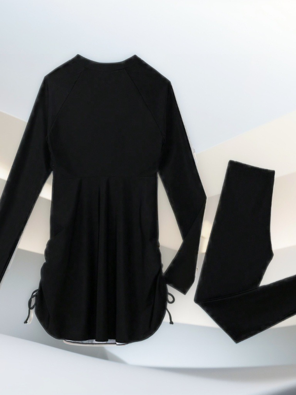 Γυναικείο μακρύ μανίκι μαγιό με πλήρη προστασία από τον ήλιο, με επένδυση για το στήθος και σχεδιασμό με κορδόνι διαχωρισμού; ύφασμα πολυεστέρα με επένδυση ελαστάνης; σχέδιο: σπασμένα λουλούδια; κατάλληλο για κολύμβηση και ελαφριά θαλάσσια σπορ