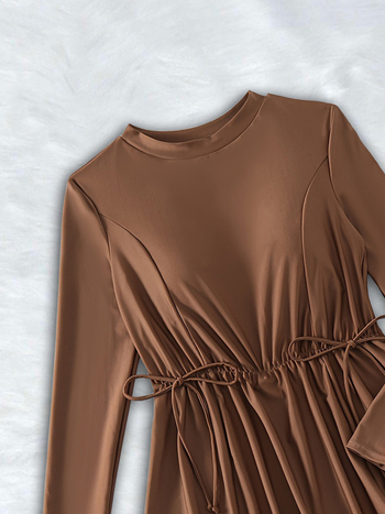 Γυναικείος ολόσωμος μαγιό, μονόχρωμο, μακριά μανίκια, πολυεστερικό ύφασμα, επένδυση από σπάντεξ.