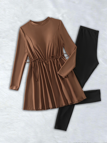 Γυναικείος ολόσωμος μαγιό, μονόχρωμο, μακριά μανίκια, πολυεστερικό ύφασμα, επένδυση από σπάντεξ.