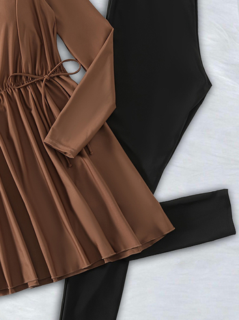 Γυναικείος ολόσωμος μαγιό, μονόχρωμο, μακριά μανίκια, πολυεστερικό ύφασμα, επένδυση από σπάντεξ.