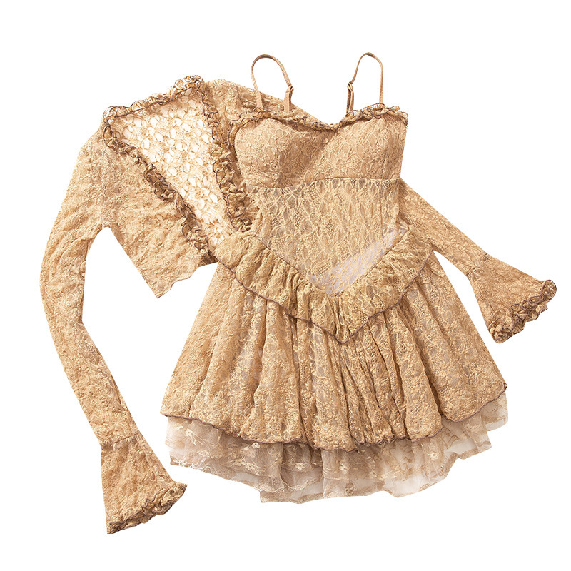 Moterų trijų dalių maudymosi kostiumėlis su ilgomis rankovėmis saulės apsaugai, pilvo dengiamuoju dizainu ir krūties pagalvėlėmis be metalinio laikiklio; pagrindinė medžiaga: nailonas su 80% elastano; pamušalas: poliesteris su 82% elastano.