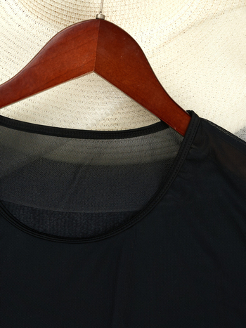 Ολόσωμο μαγιό με ενσωματωμένη επένδυση στήθους, κοντά μανίκια; ύφασμα 82% σπαντέξ, επένδυση 100% σπαντέξ; κατάλληλο για κολύμβηση