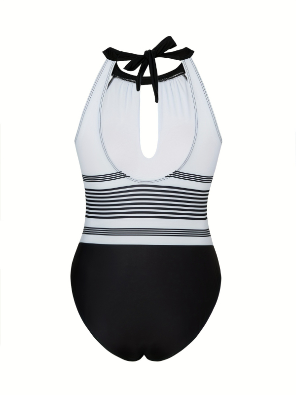 Цял бански костюм с открит гръб, секси прилепващ модел, подплънки за бюста; полиестерна материя; подплата от спандекс 100%.