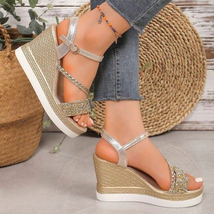 Romiešu sandales ar biezām siksnām un plata kāju segments, T-siksna, pretslīdes gumijas zole, augšdaļa no pirmās kvalitātes ādas, purngala forma – zivju mute, PU iekšējā odere, pavasaris 2025