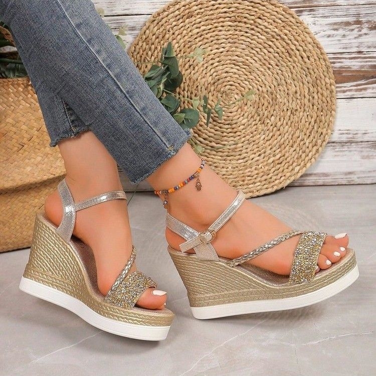 Romiešu sandales ar biezām siksnām un plata kāju segments, T-siksna, pretslīdes gumijas zole, augšdaļa no pirmās kvalitātes ādas, purngala forma – zivju mute, PU iekšējā odere, pavasaris 2025