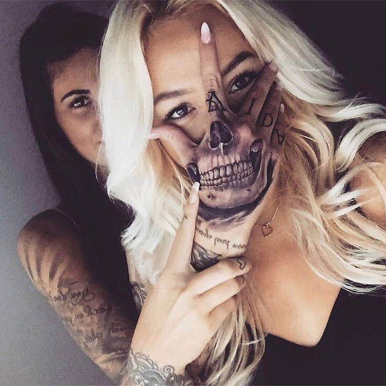 Tatuāžas uzlīme – ūdensizturīga, ilgi noturīgs dizains (roze, smaidošā seja, spoks); Materiāls: amatnieku papīrs; Apstrāde: drukāšana; Uzlīme; Pusautomatizēta ražošana