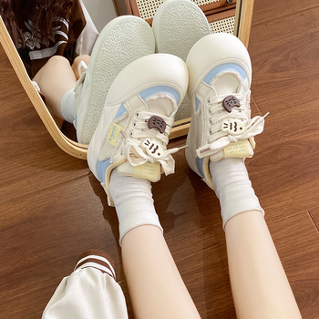 Moterų sportbačiai su stora padasu, PU viršus, gumos padas, apvali piršto forma, raišteliai, žemas kulkšnies aukštis