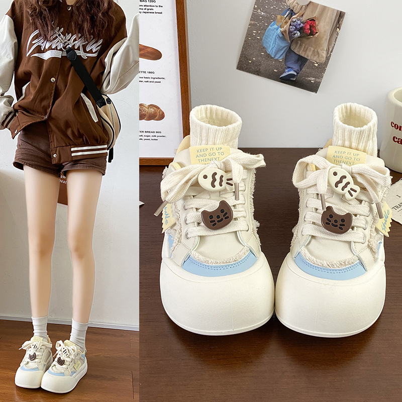 Moterų sportbačiai su stora padasu, PU viršus, gumos padas, apvali piršto forma, raišteliai, žemas kulkšnies aukštis