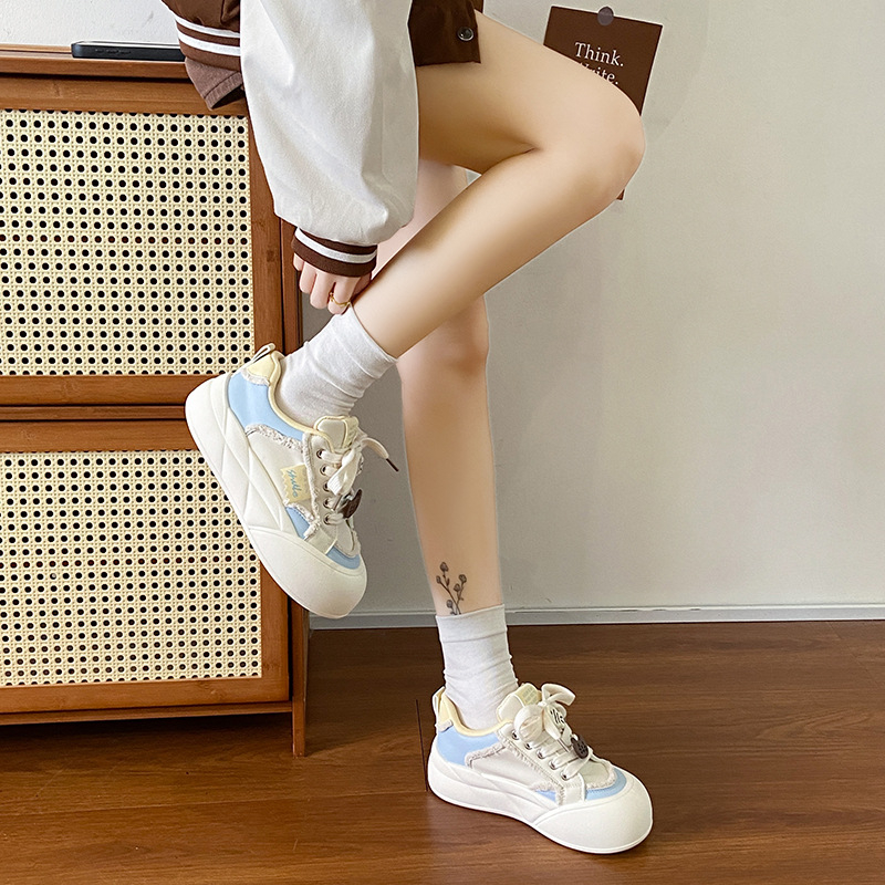 Moterų sportbačiai su stora padasu, PU viršus, gumos padas, apvali piršto forma, raišteliai, žemas kulkšnies aukštis