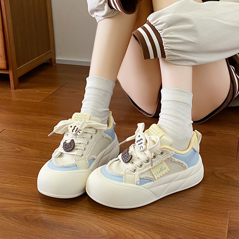 Moterų sportbačiai su stora padasu, PU viršus, gumos padas, apvali piršto forma, raišteliai, žemas kulkšnies aukštis