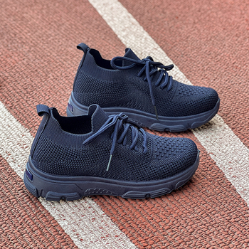 Παιδικά παπούτσια για τρέξιμο με διαπνέον πάνω μέρος από ύφασμα, αντιολισθητική σόλα, κλείσιμο με κορδόνια, για παιδιά 4–16 ετών.