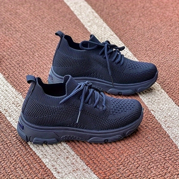 Παιδικά παπούτσια για τρέξιμο με διαπνέον πάνω μέρος από ύφασμα, αντιολισθητική σόλα, κλείσιμο με κορδόνια, για παιδιά 4–16 ετών.