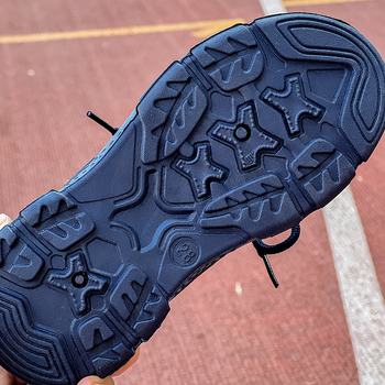 Παιδικά παπούτσια για τρέξιμο με διαπνέον πάνω μέρος από ύφασμα, αντιολισθητική σόλα, κλείσιμο με κορδόνια, για παιδιά 4–16 ετών.