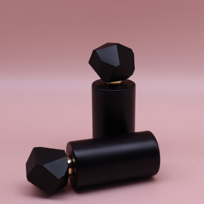 HF0281 Staklena kozmetička boca s aluminijskim raspršivačem, ručno puhana