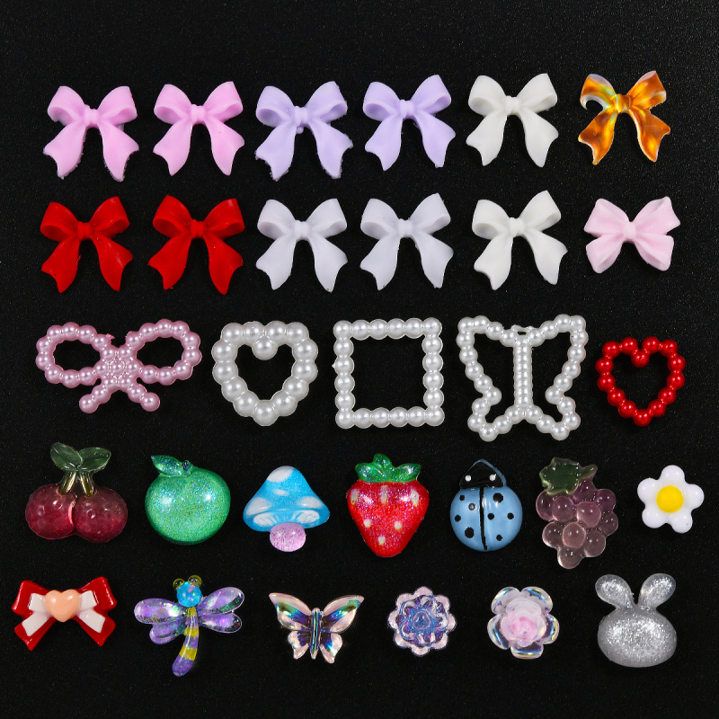 Dekoracije za nokte od smole u kutiji sa 24 pretinaca, s perlama; motivi: cvijeće, srce, mašnica i leptir; stil Ins, sladak, minimalistički