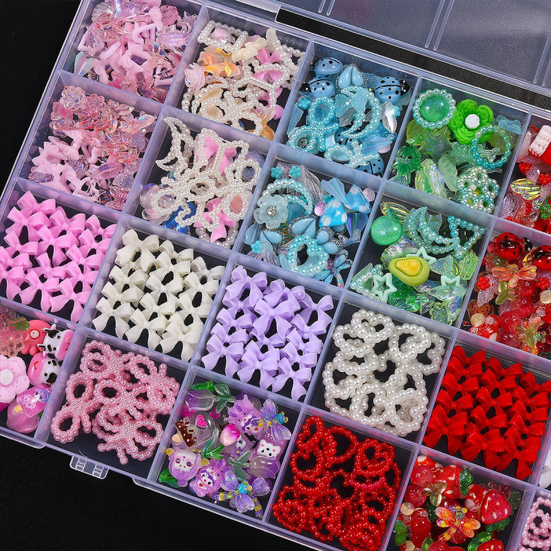 Dekoracije za nokte od smole u kutiji sa 24 pretinaca, s perlama; motivi: cvijeće, srce, mašnica i leptir; stil Ins, sladak, minimalistički