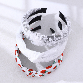 Σετ τριών αξεσουάρ μαλλιών με σχέδιο φράουλα, λευκή δαντέλα και ψεύτικρες πέρλες — Κορεατικό στυλ για γυναίκες, με εποξειδική επίστρωση