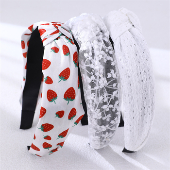 Σετ τριών αξεσουάρ μαλλιών με σχέδιο φράουλα, λευκή δαντέλα και ψεύτικρες πέρλες — Κορεατικό στυλ για γυναίκες, με εποξειδική επίστρωση