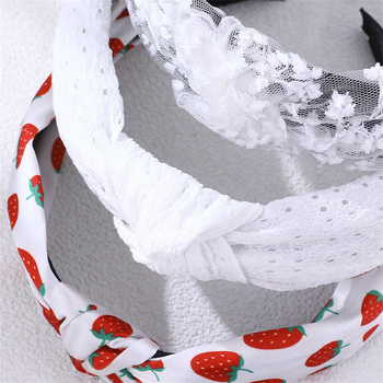 Σετ τριών αξεσουάρ μαλλιών με σχέδιο φράουλα, λευκή δαντέλα και ψεύτικρες πέρλες — Κορεατικό στυλ για γυναίκες, με εποξειδική επίστρωση