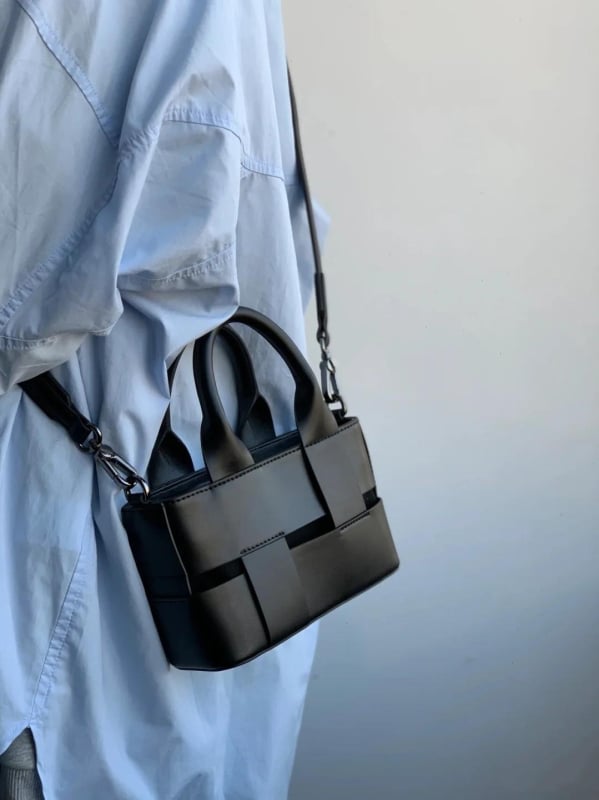 Geantă bucket țesută, material PU, stil pătrat, vara 2024, utilizare zilnică