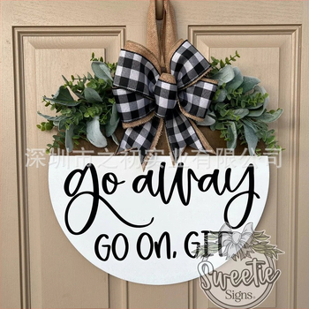 Ξύλινο πλακίδιο πόρτας με φιόγκο και στεφάνι – μοντέρνο μινιμαλιστικό διακοσμητικό με χιουμοριστικό κείμενο