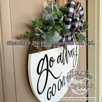 Ξύλινο πλακίδιο πόρτας με φιόγκο και στεφάνι – μοντέρνο μινιμαλιστικό διακοσμητικό με χιουμοριστικό κείμενο