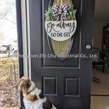 Ξύλινο πλακίδιο πόρτας με φιόγκο και στεφάνι – μοντέρνο μινιμαλιστικό διακοσμητικό με χιουμοριστικό κείμενο