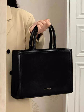 PU Tote чанта – градска простота, вертикална квадратна форма, магнитно закопчаване, вътрешен джоб с цип