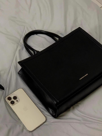 PU Tote чанта – градска простота, вертикална квадратна форма, магнитно закопчаване, вътрешен джоб с цип