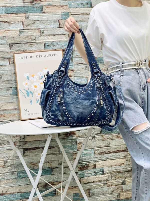 Crossbody táska mosott denimmel, szegecses díszítéssel, egy vállon viselhető, nagy kapacitású, cipzáras zárás, belső cipzáras rekesz, dupla vállpánt