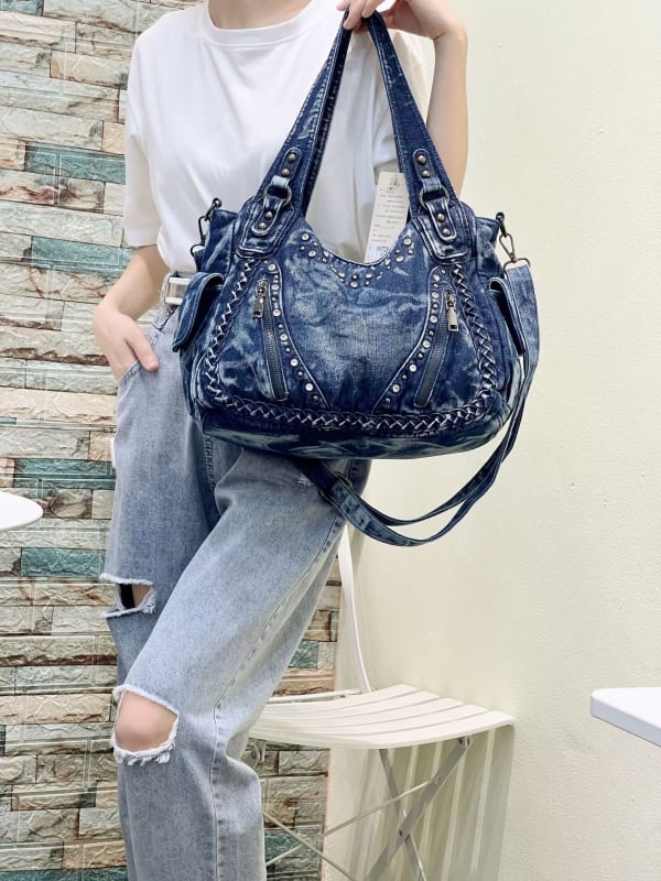 Crossbody táska mosott denimmel, szegecses díszítéssel, egy vállon viselhető, nagy kapacitású, cipzáras zárás, belső cipzáras rekesz, dupla vállpánt