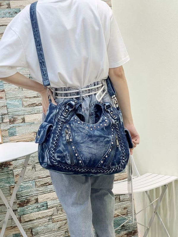 Crossbody táska mosott denimmel, szegecses díszítéssel, egy vállon viselhető, nagy kapacitású, cipzáras zárás, belső cipzáras rekesz, dupla vállpánt
