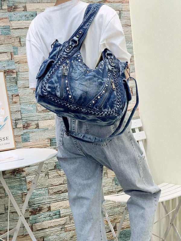 Crossbody táska mosott denimmel, szegecses díszítéssel, egy vállon viselhető, nagy kapacitású, cipzáras zárás, belső cipzáras rekesz, dupla vállpánt