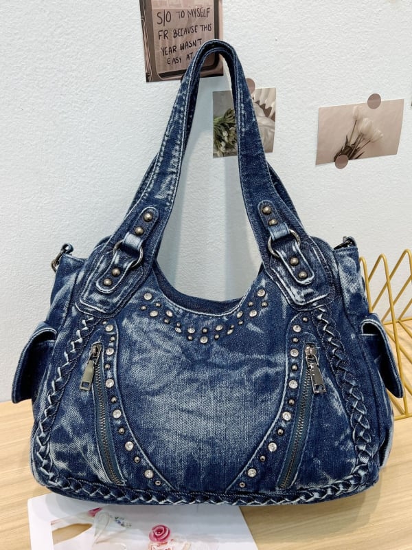 Crossbody táska mosott denimmel, szegecses díszítéssel, egy vállon viselhető, nagy kapacitású, cipzáras zárás, belső cipzáras rekesz, dupla vállpánt