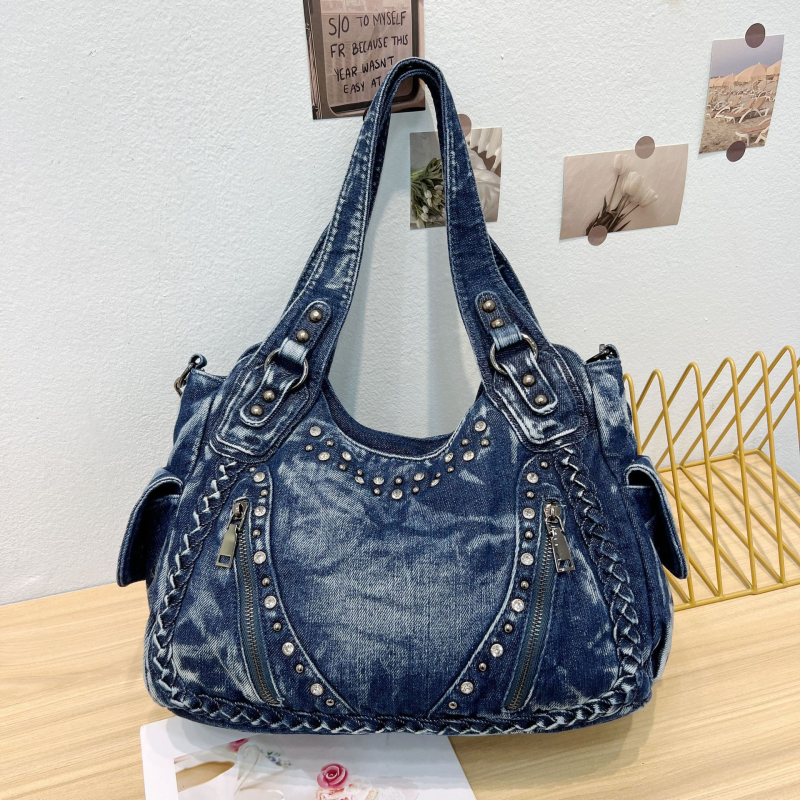 Crossbody táska mosott denimmel, szegecses díszítéssel, egy vállon viselhető, nagy kapacitású, cipzáras zárás, belső cipzáras rekesz, dupla vállpánt