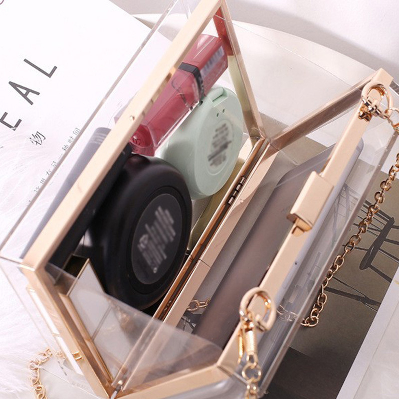 Akril crossbody táska, doboz alakú záróval — kis négyzet alakú, vízszintes négyszög alak, utcai stílus