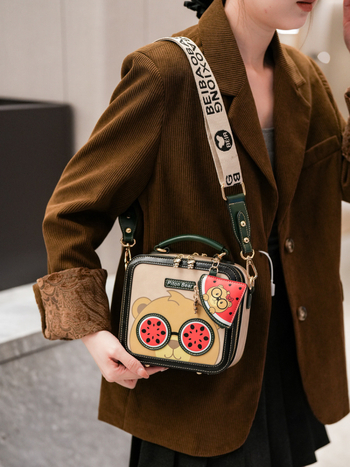 Crossbody táska, street-trend PU bőr, vízszintes négyzet alakú, cipzáros zárás.
