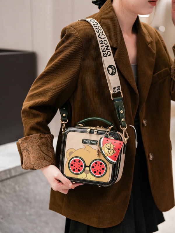 Crossbody táska, street-trend PU bőr, vízszintes négyzet alakú, cipzáros zárás.