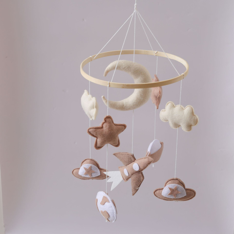 Звънче за креватче от плат за бебета и деца на възраст 4–6 години — успокоява и подпомага съня; опаковка: картонена кутия